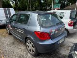 plusieurs voitures garées les unes à côté des autres dans un parking