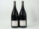 deux bouteilles de vin rouge posées l'une à côté de l'autre sur une table