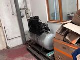 une pile de cartons dans une pièce dotée d'une fenêtre
