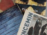 plusieurs livres sont empilés sur une table