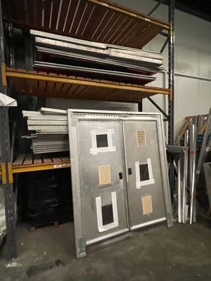 une pièce dans laquelle se trouvent de nombreux objets métalliques