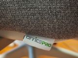 un gros plan d'une chaise sur laquelle est apposée une étiquette