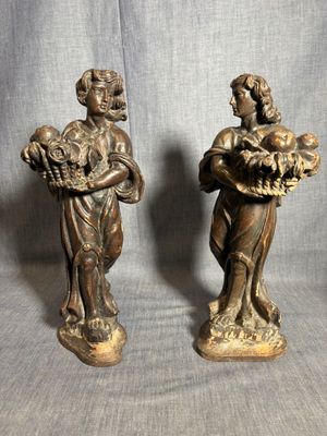 paire de figurines anciennes en bronze représentant une femme tenant un panier de fruits