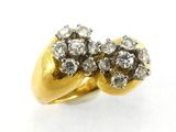 gros plan d'une bague en or et diamants sur fond blanc
