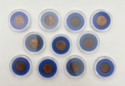 gros plan d'un paquet de pièces de monnaie sur une surface blanche