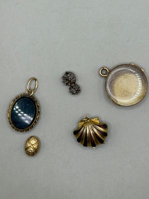 tout un tas de breloques posées sur une table