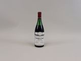 une bouteille de vin posée sur une table