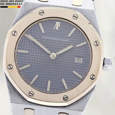 une image représentant une montre argentée et dorée sur fond blanc