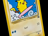 carte Pokémon jaune représentant un Pikachu sur une planche de surf