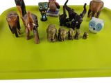 un plateau sur lequel sont disposées diverses figurines d'animaux