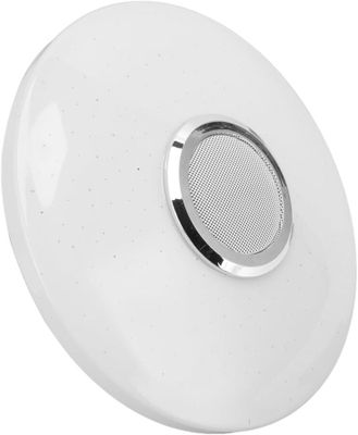 un gros plan d'un haut-parleur posé sur une surface blanche, sur fond blanc