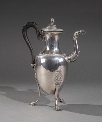 théière plaquée argent, munie d'une anse et d'un pied