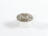 gros plan d'une bague en diamant sur une surface blanche