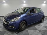 la voiture bleue est garée dans le garage sur un sol en damier