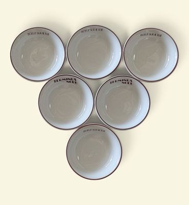 six bols blancs sont disposés en forme de cœur