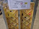 un chariot chargé de nombreuses boîtes dans un magasin