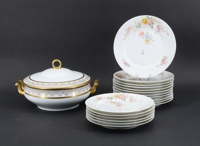 une image représentant un ensemble d'assiettes et de bols aux bords dorés