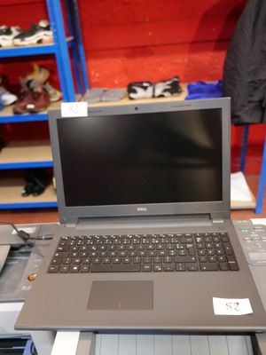 un ordinateur portable posé sur un bureau