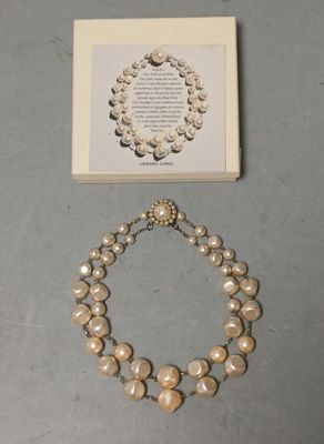 un collier et un bracelet en perles, avec l'image du visage d'une femme dans un cadre