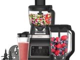 un mixeur contenant divers fruits et légumes
