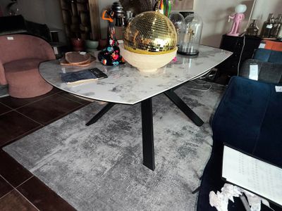 une table sur laquelle est posée une boule à facettes, dans un salon
