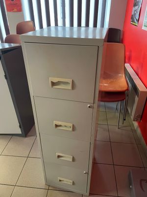 Meuble colonne en métal à 4 clapets.