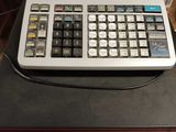 une calculatrice posée sur une pile de livres