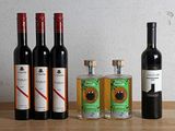 plusieurs bouteilles de vin sont alignées sur une table en bois