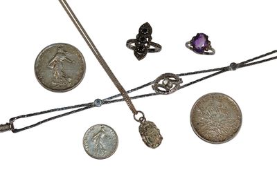 beaucoup de bijoux en argent sur une surface blanche