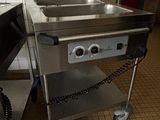 une cuisine équipée d'une cuisinière et d'un évier