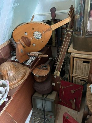 une guitare et d'autres instruments de musique dans une pièce