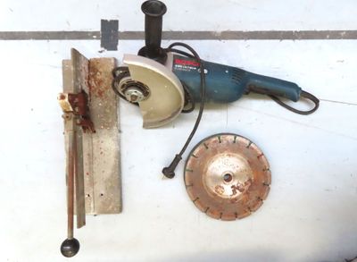 une photo d'une perceuse et de quelques outils posés sur une table