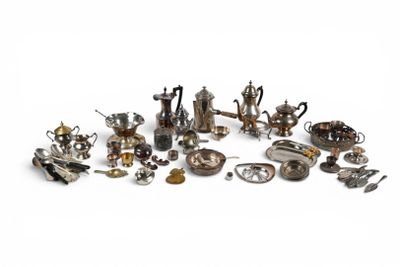 beaucoup d'objets en argent sur une surface blanche