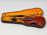 un violon dans un étui sur une surface blanche