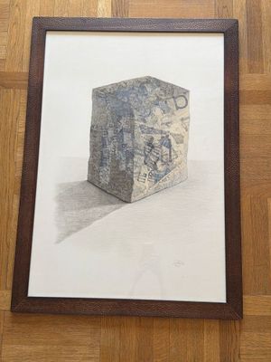 tableau représentant un bloc de pierre posé sur un parquet, dans un cadre marron