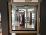 une grande fenêtre dans laquelle se trouve une horloge