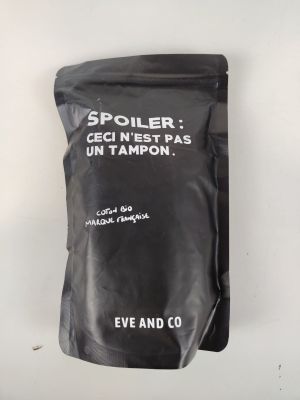 un sac de nourriture posé sur une table
