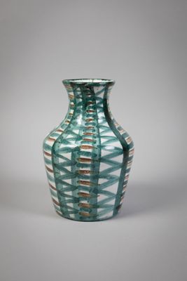 un vase posé sur une surface blanche