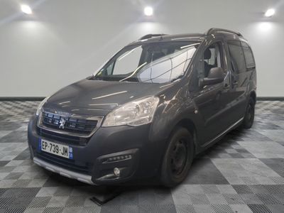 la camionnette grise est garée sur le sol en damier d'une pièce