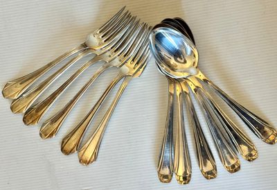 cinq cuillères et une fourchette sur une table