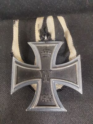une croix de fer entourée d'un ruban et surmontée d'une couronne