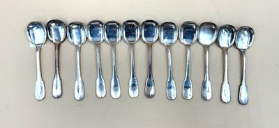six cuillères en argent sont alignées sur une table