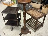 une table avec un tabouret et une chaise au milieu d'une pièce