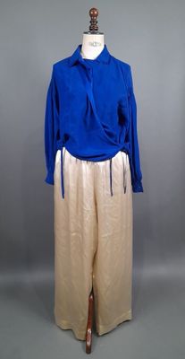 une photo d'un mannequin portant une chemise bleue et un pantalon beige