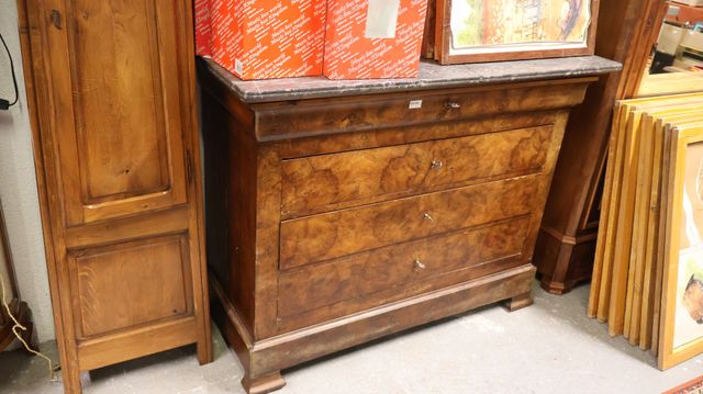 Commode de style Louis Philippe ouvrant à 4 tiroirs, dessus marbr...