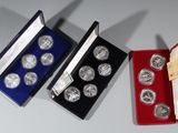 Trois types différents de pièces d'argent se trouvent dans un étui rouge