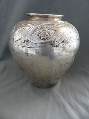 une image représentant un vase argenté sur fond gris