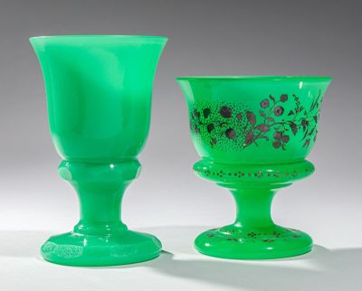 deux verres à pied en verre vert posés l'un à côté de l'autre