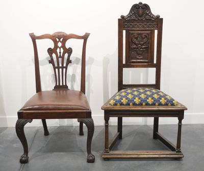 2 Chaises dont une en chêne.