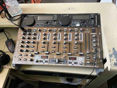 une photo d'un contrôleur DJ posé sur un bureau